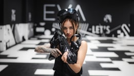 DÃ©couvrez notre avis sur EVA VR - Esport Virtual Arena, une expÃ©rience eSport rÃ©volutionnaire en rÃ©alitÃ© virtuelle. Plongez dans 500m2 de jeu, explorez divers modes comme le team deathmatch et les zombies. Immersion et fun garantis pour toute la famille. 